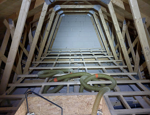 Zateplení stropu novostavby pomocí foukané izolace